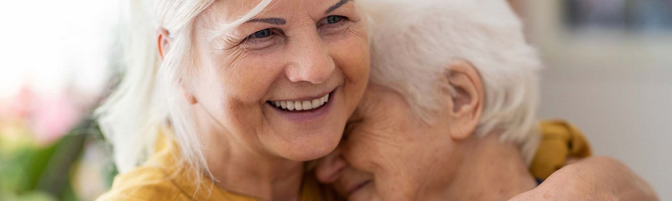 Eine Frau hält eine ältere Frau im Arm